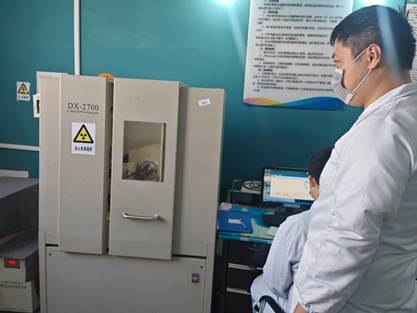 人站在冰箱前AI 生成的内容可能不正确。