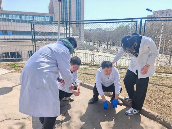 一些人站在围栏边AI 生成的内容可能不正确。