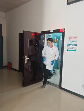 图片包含 地板, 室内, 画廊, 站AI 生成的内容可能不正确。